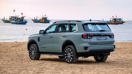 Everest 2026 Everest Platinum mới có phiên bản máy xăng sẵn sàng bàn giao đến tay  người dùng, giao sớm đủ màu mới