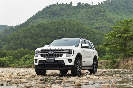 FORD EVEREST PLATINUM 4X2 MÁY DẦU GIÁ BAO NHIÊU? CÓ ĐÁNG MUA?