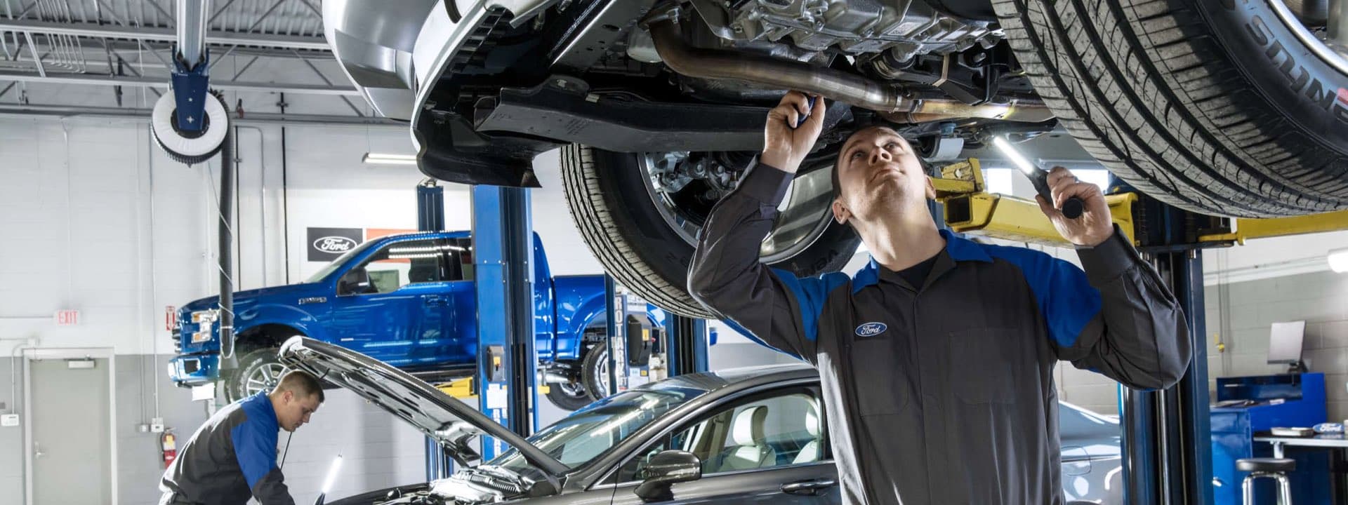 Xưởng dịch vụ Ford chuyên nghiệp 